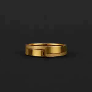Sleek Panel Gold Ring